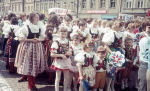 Prvomájový průvod dětí v litomyšlských krojích na dnešním Smetanově náměstí v roce 1977